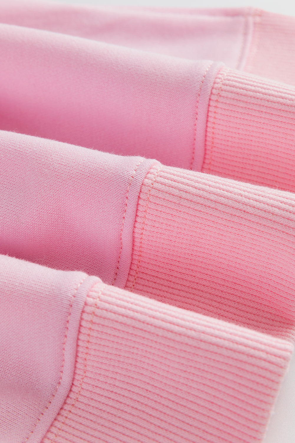 Haut décontracté rose clair à manches larges et épaules tombantes, motif floral et symbole de la paix