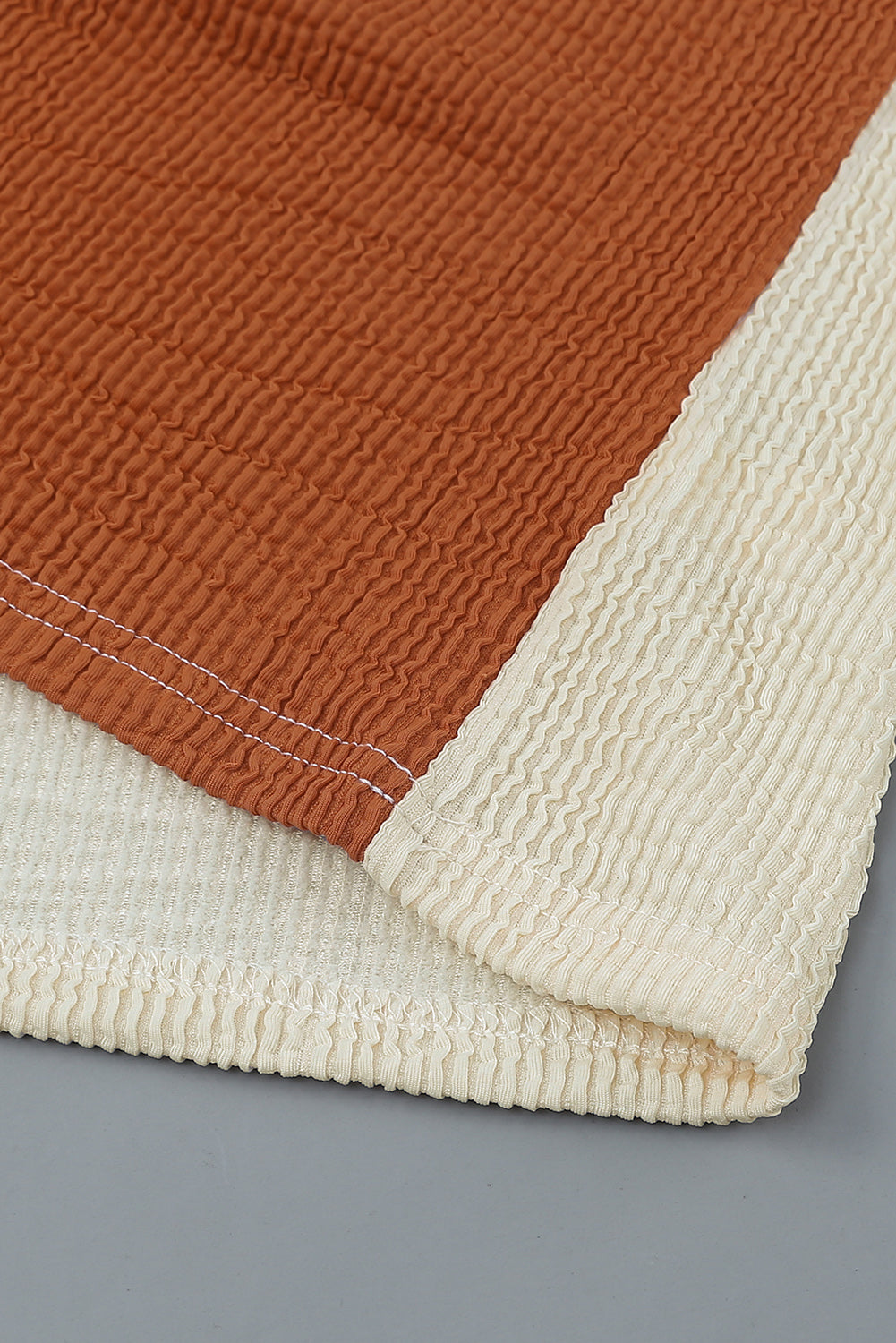 Top de manga larga acanalado con bloques de color patchwork