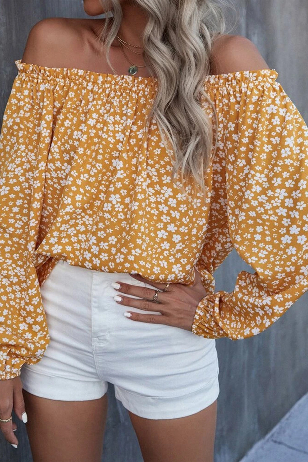 Blusa con hombros descubiertos y ribete de volantes con estampado floral amarillo 