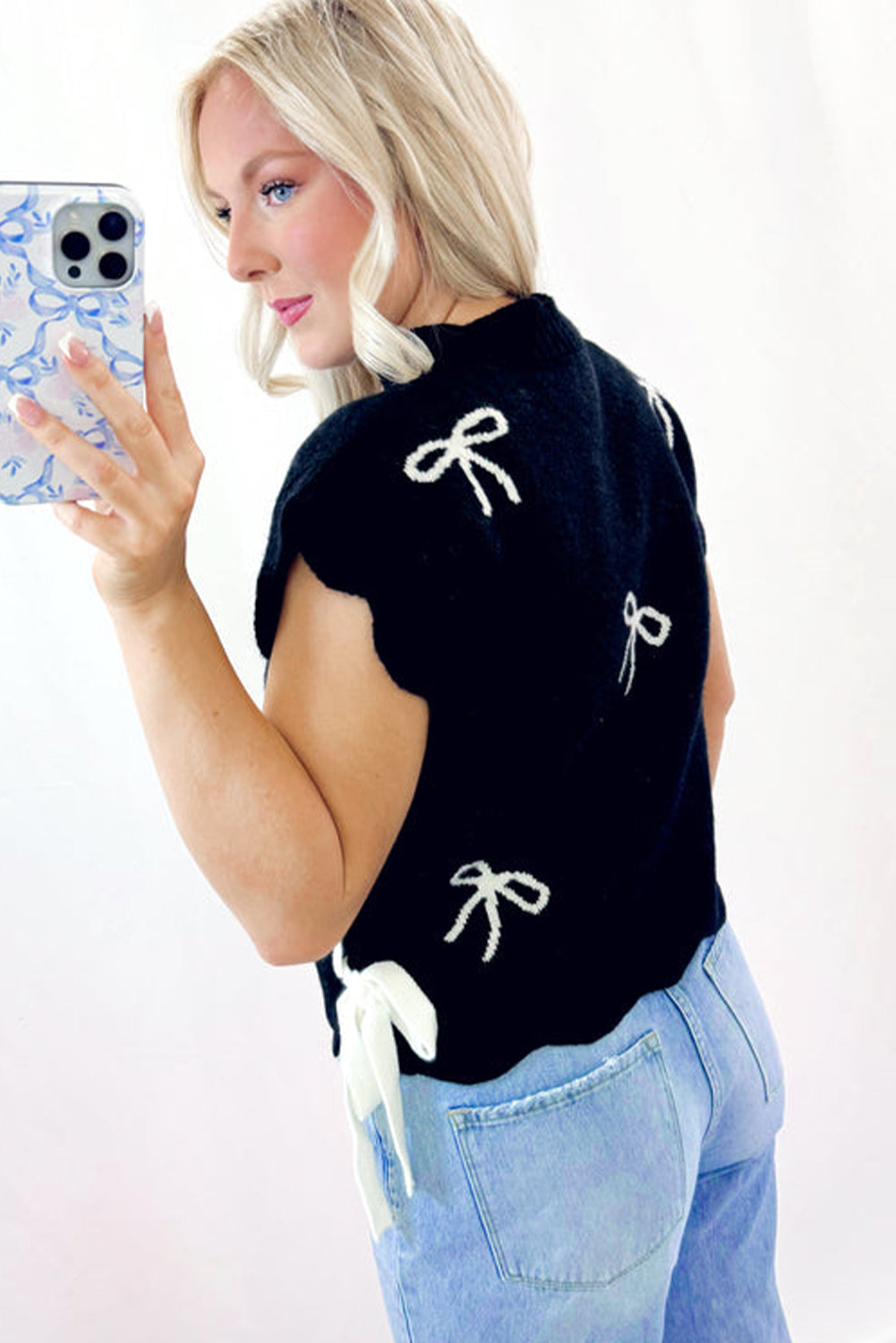 T-shirt noir à imprimé nœud et ourlet festonné