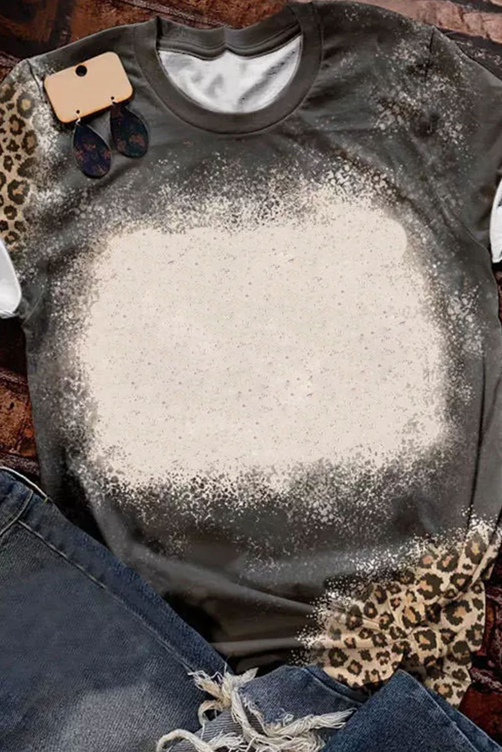 Blank Apparel - Camiseta blanqueada con detalle de leopardo gráfico en blanco gris