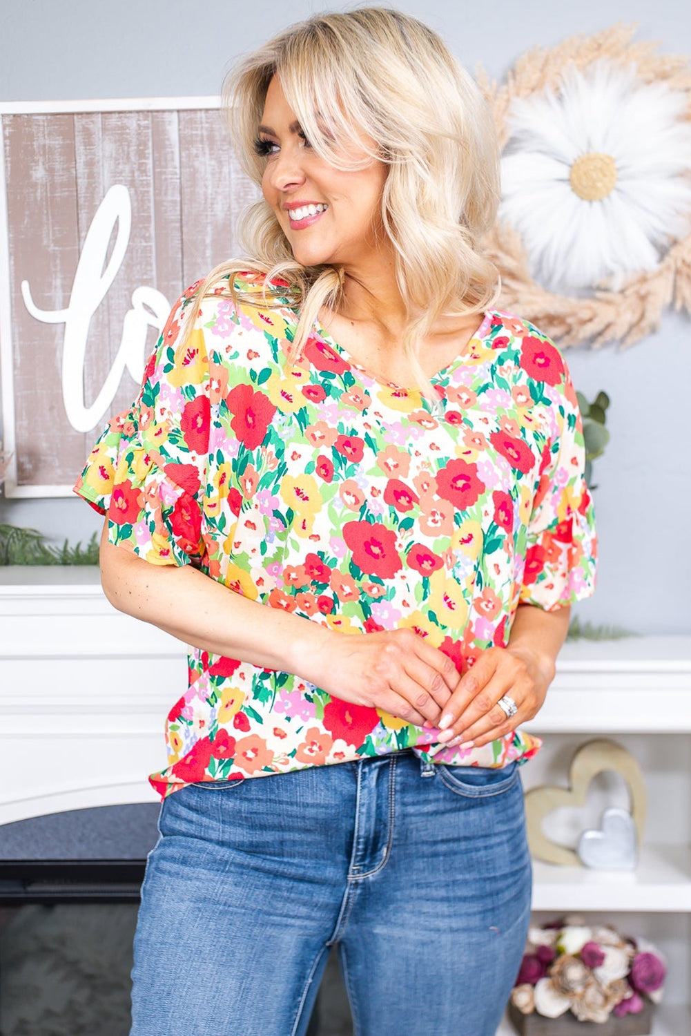 Blusa con cuello en V y manga corta con volantes y estampado floral 