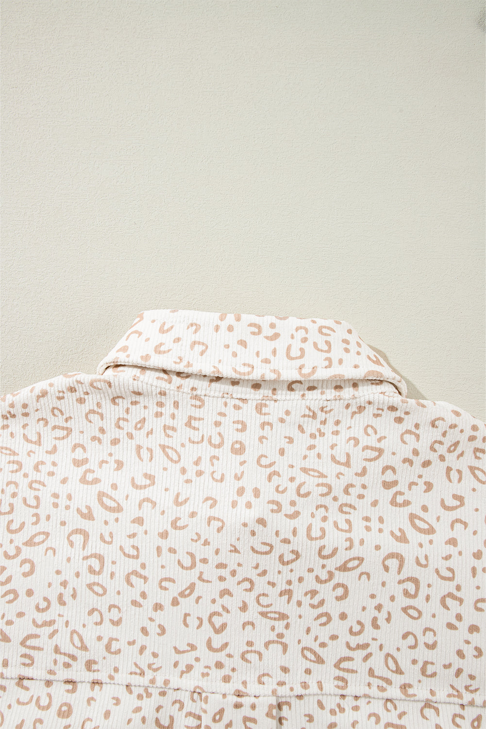 Veste-chemise boutonnée en velours côtelé beige à imprimé léopard avec poches à rabat