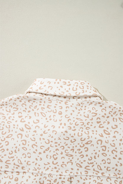 Veste-chemise boutonnée en velours côtelé beige à imprimé léopard avec poches à rabat