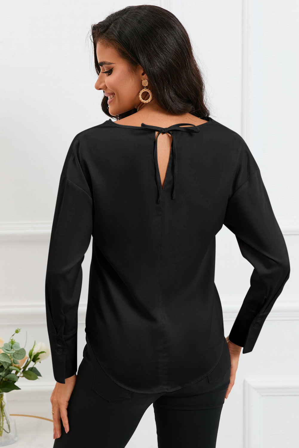 Blusa elegante de manga larga con cuello vuelto negro