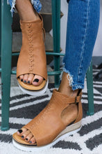 Sandalias de plataforma con correa y hebilla recortadas de PU marrón