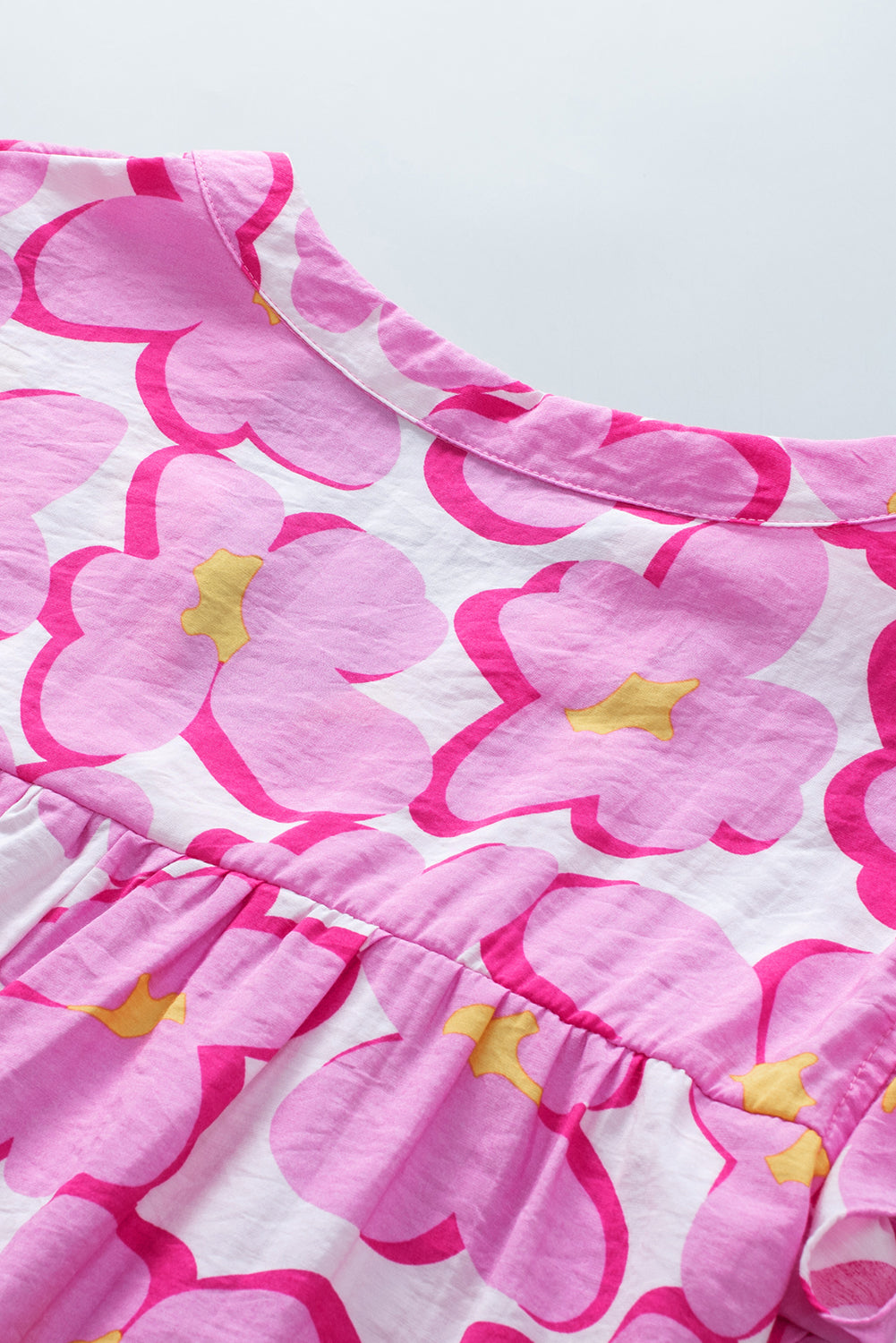 Chemisier babydoll à manches volantées et motif floral rose