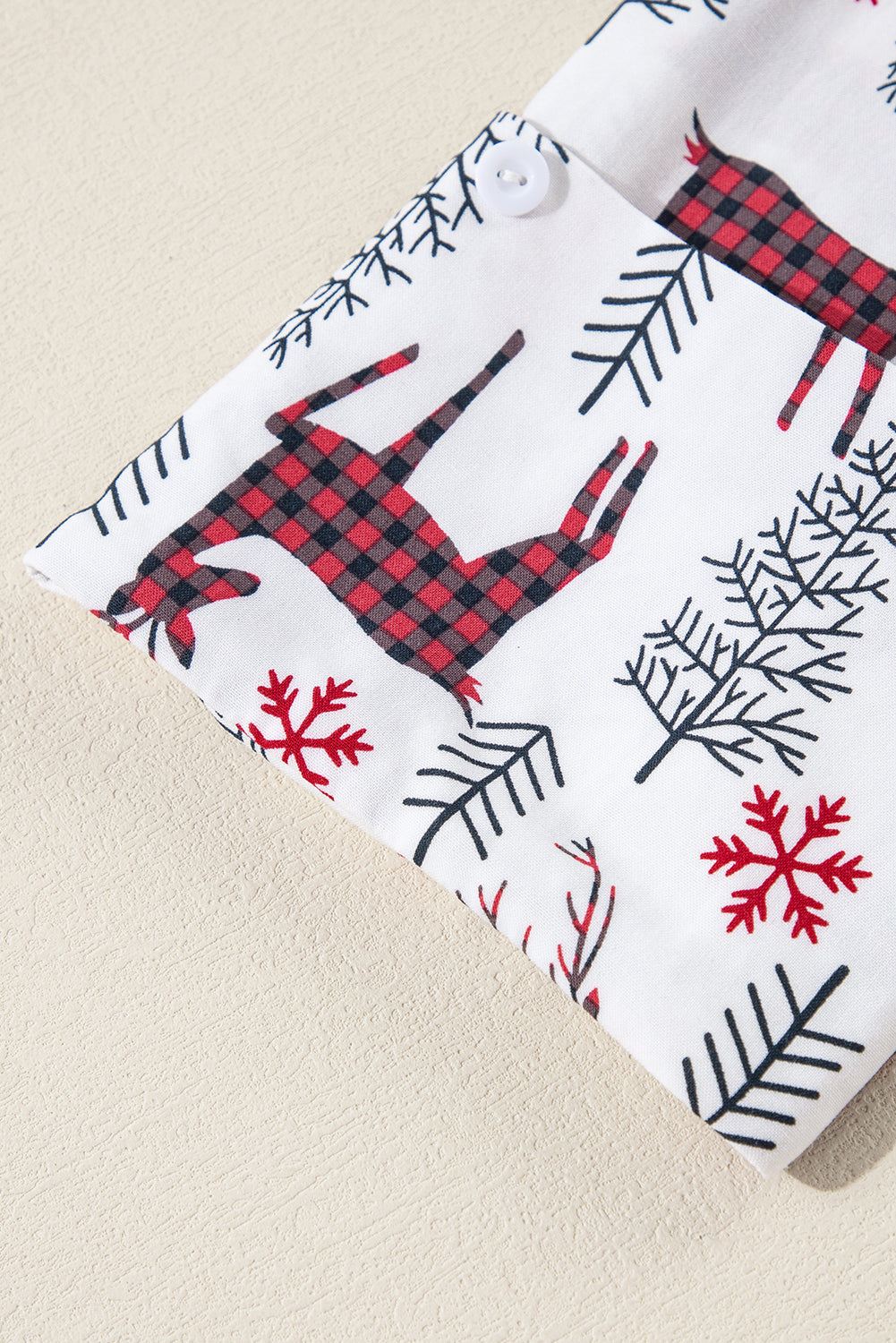 Ensemble de détente blanc avec chemise et short imprimés cerfs de Noël
