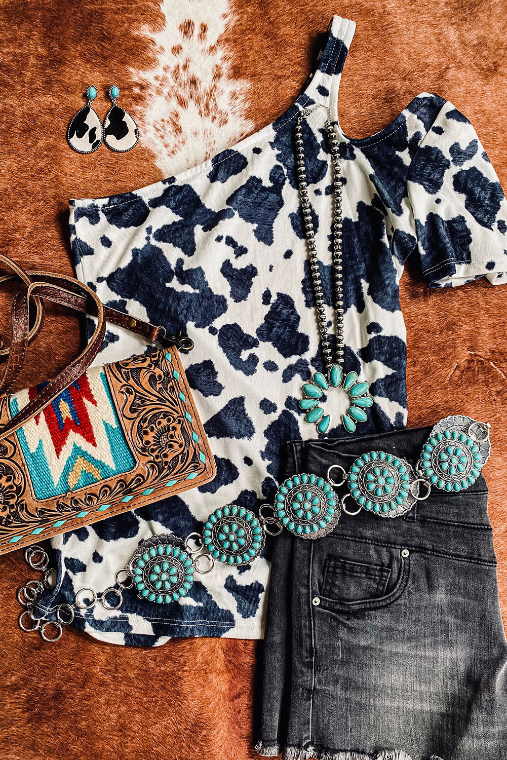 Top de manga corta con abertura y estampado de vaca de un hombro 