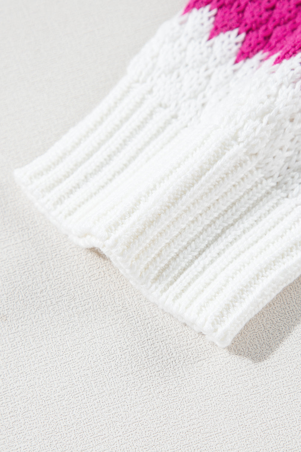 Pull grande taille à rayures roses, col en V et épaules tombantes