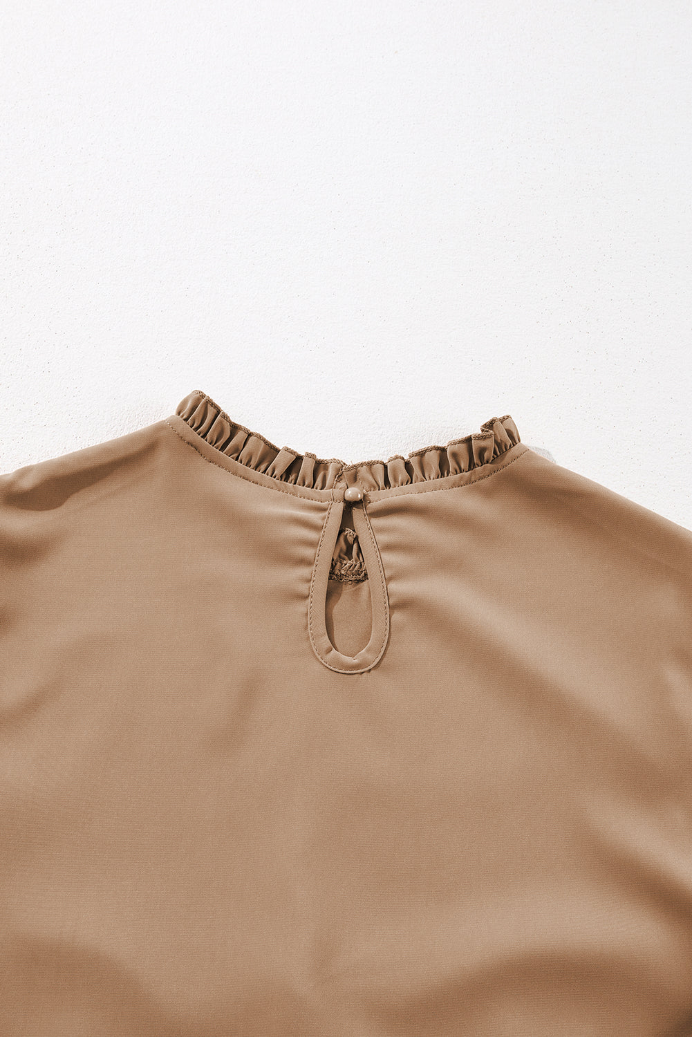 Robe à volants beige clair à col et épaules volantées