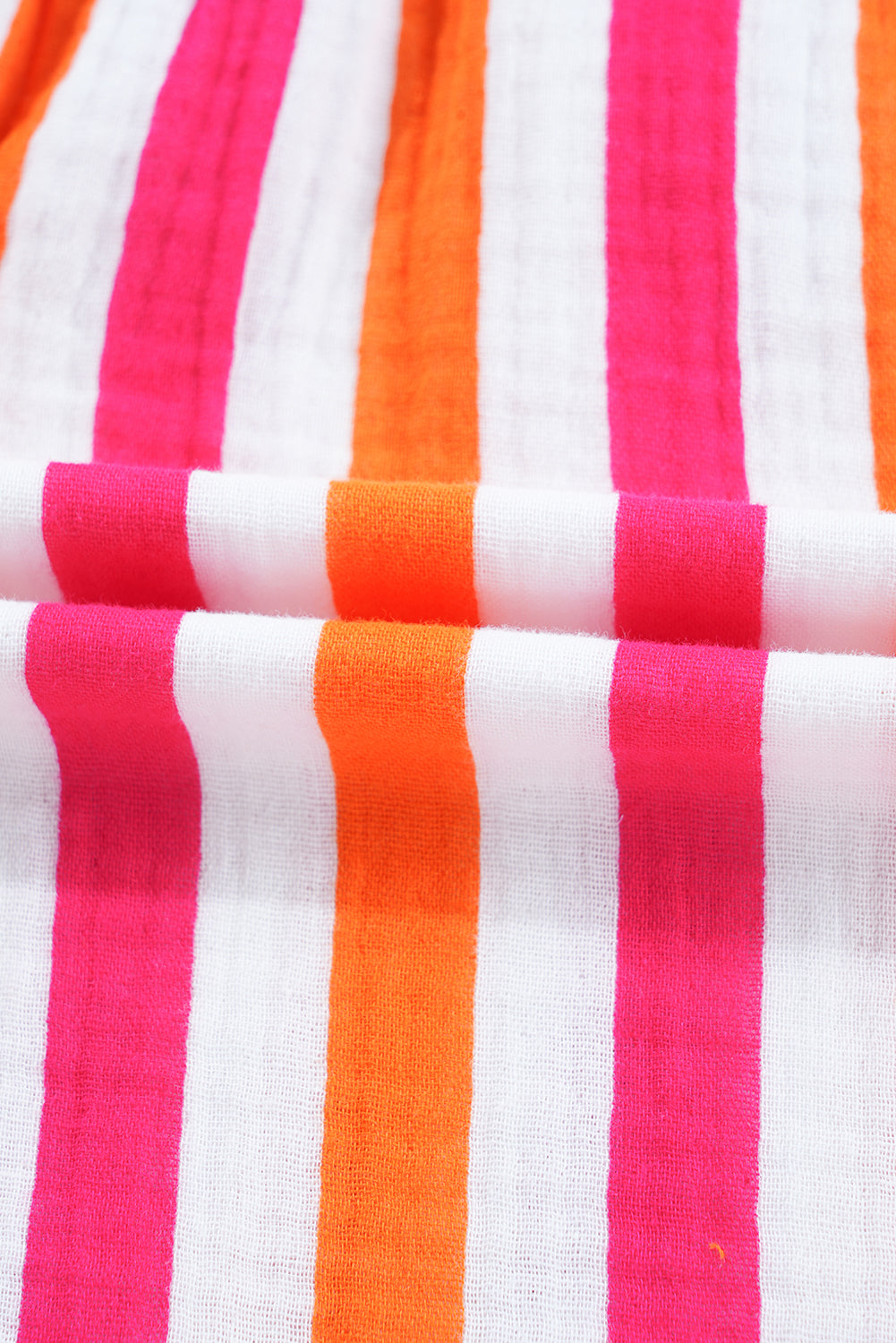 Chemisier boutonné à rayures orange, manches ballon, col en V cranté sur le devant