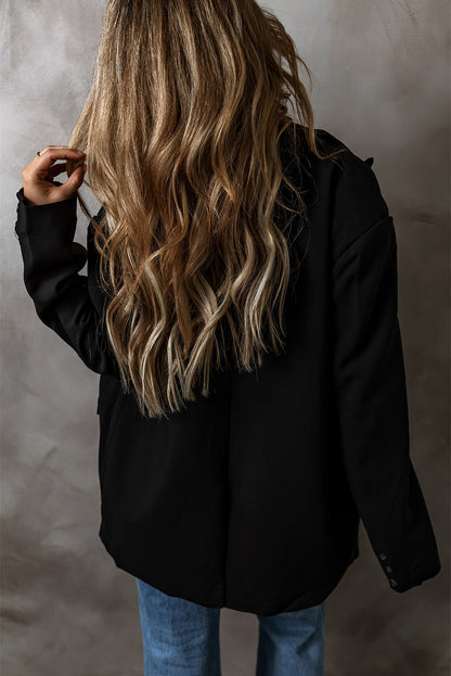 Blazer noir boutonné avec poche à rabat et revers