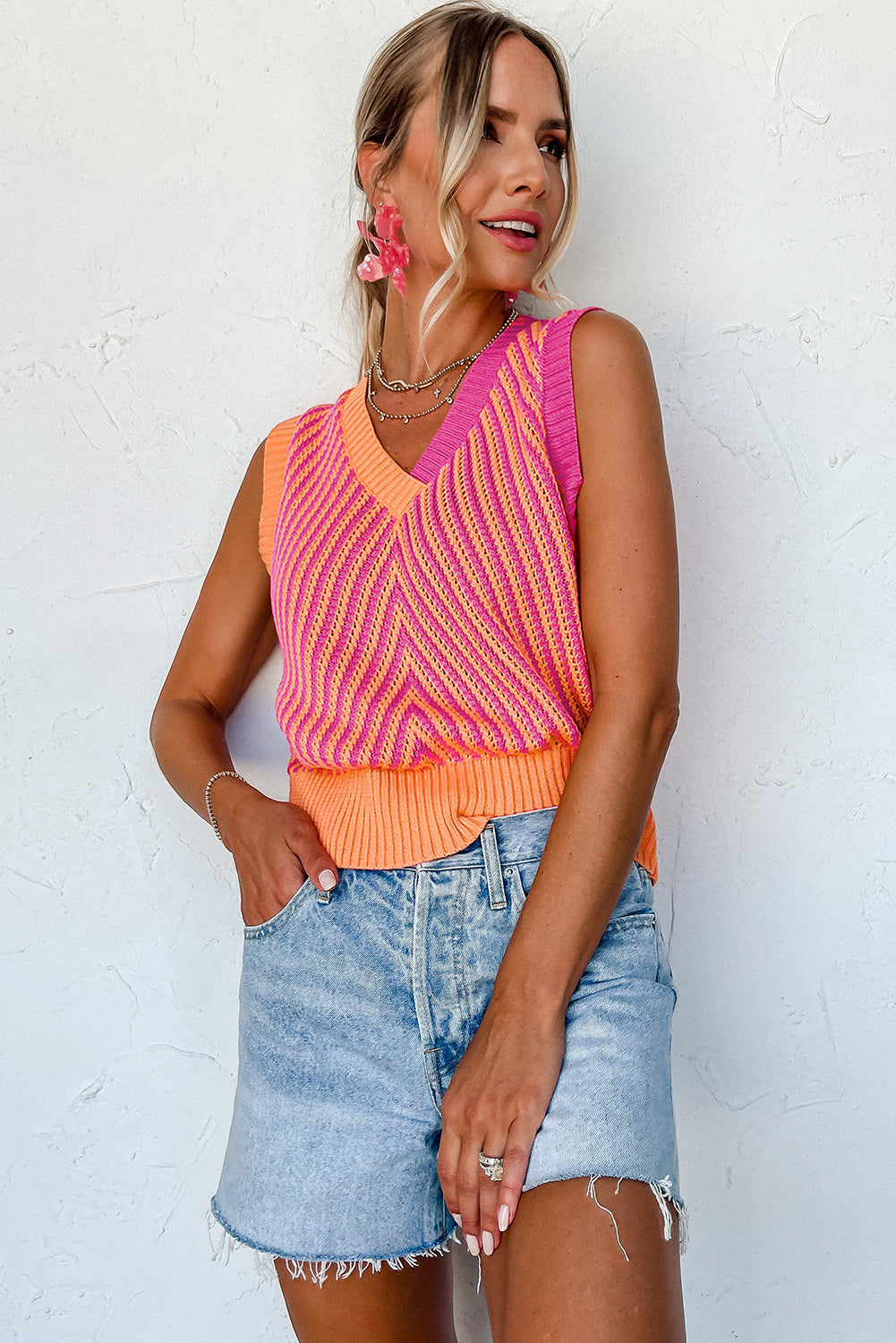Gilet col V en tricot à chevrons contrastés rose fraise