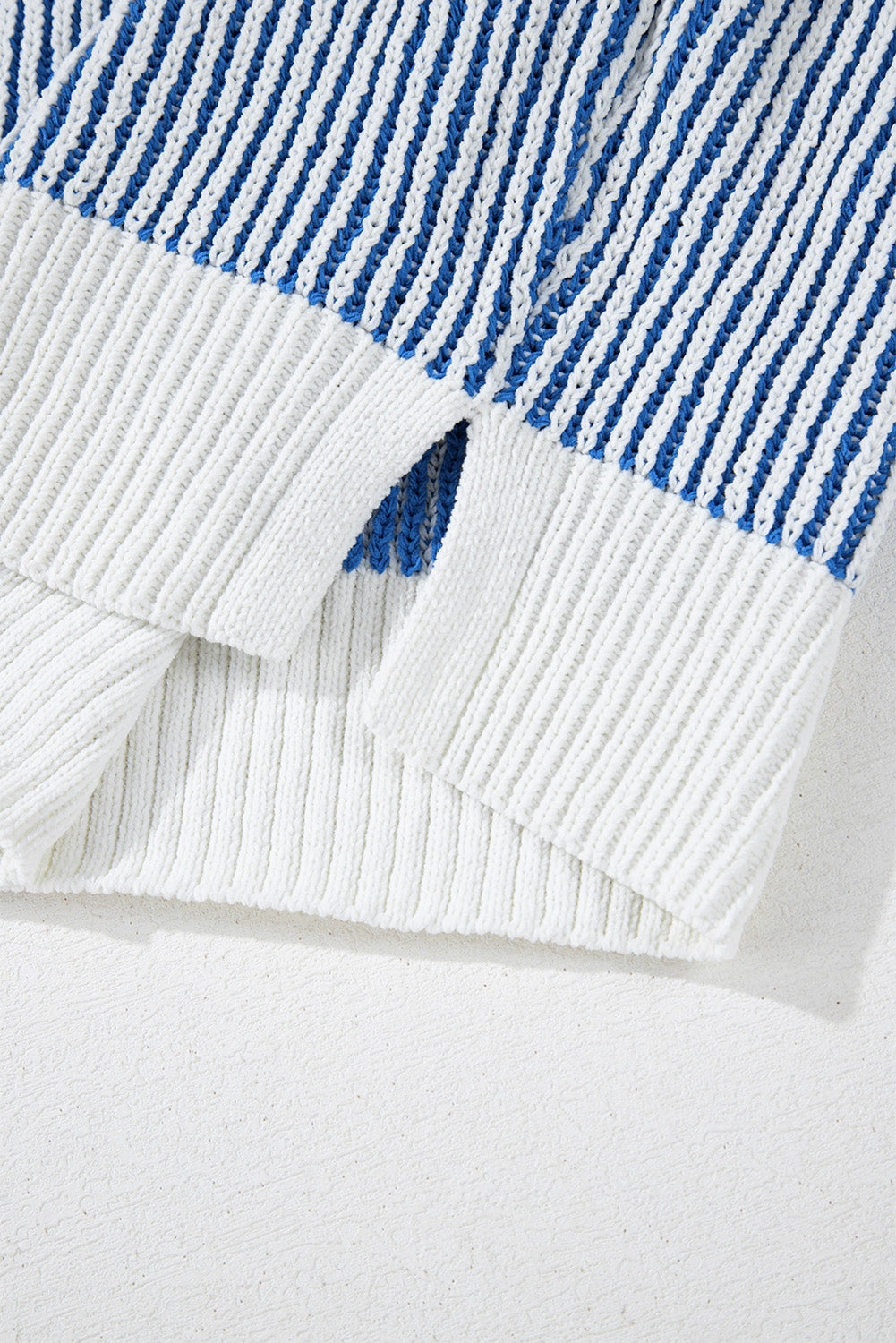 Pull ample en tricot texturé à rayures bleu foncé et bords contrastés