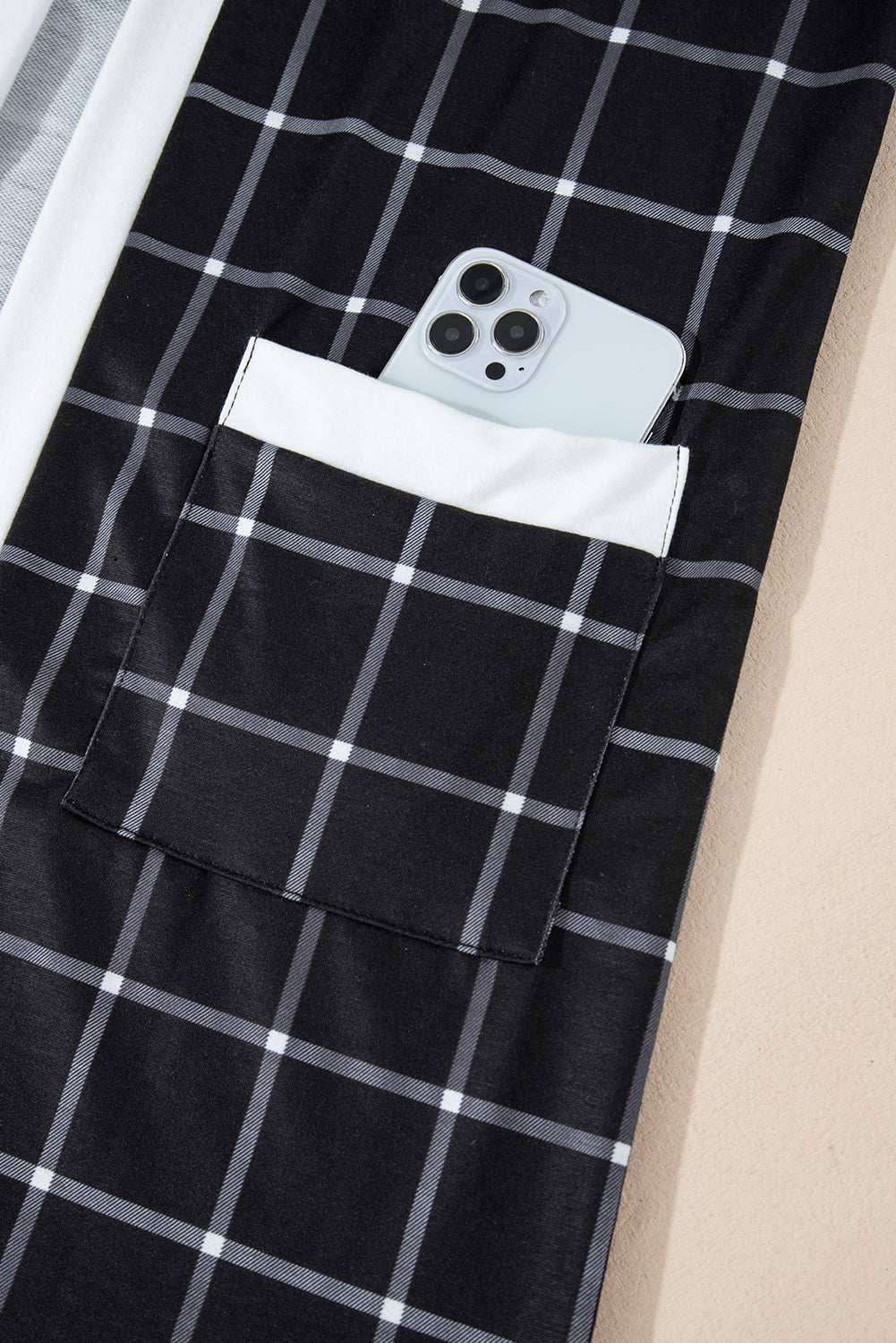 Cardigan ouvert à carreaux noirs et à bords colorblock avec poche