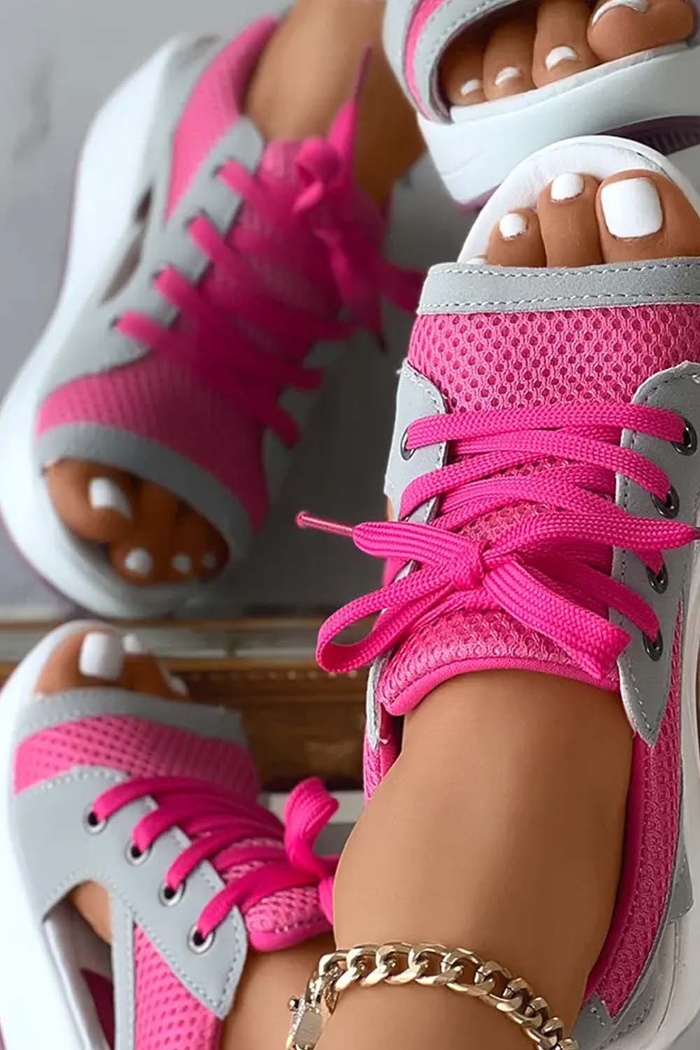 Sandales compensées à lacets et bout ouvert en maille