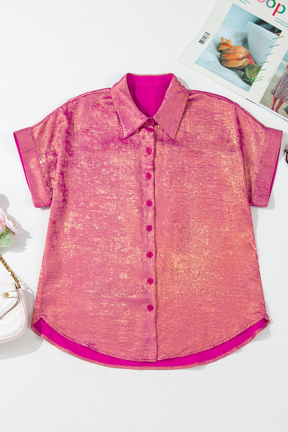 Chemise décontractée boutonnée à manches courtes et à reflets métallisés rouge rose