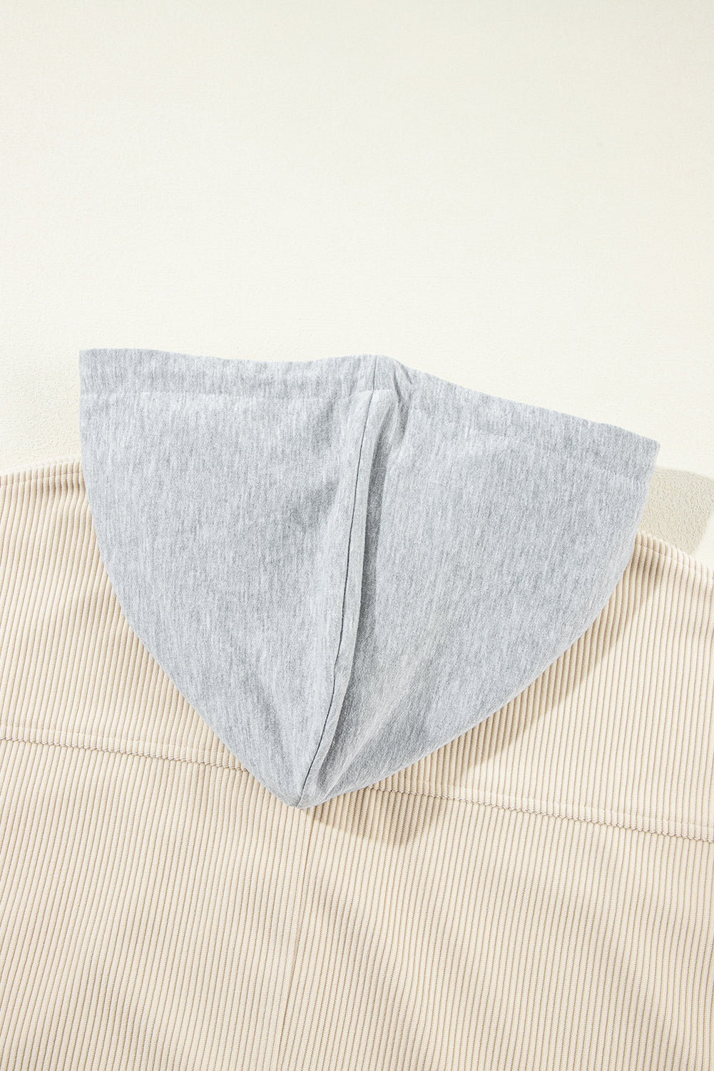 Veste-chemise à capuche surdimensionnée en velours côtelé beige contrasté