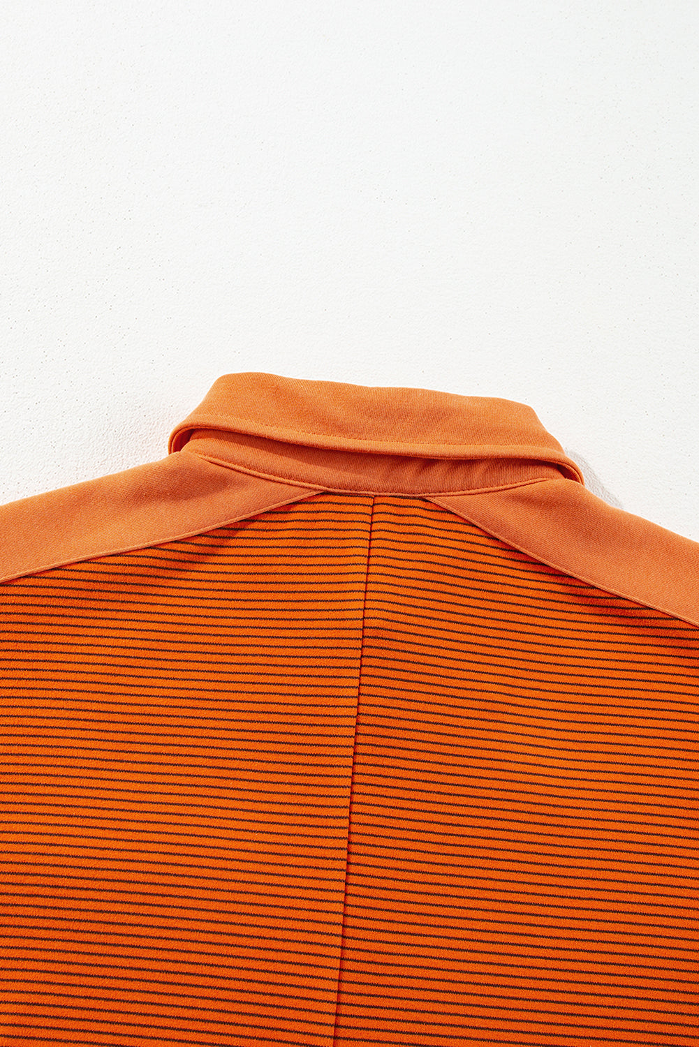 Sweat-shirt Henley à rayures orange, coutures apparentes, col rabattu et manches bouffantes