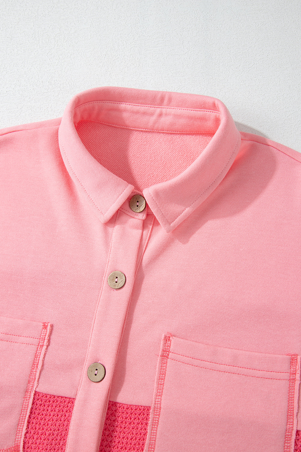 Veste-chemise ample boutonnée en tricot gaufré contrasté bicolore à motif fleur de pêcher