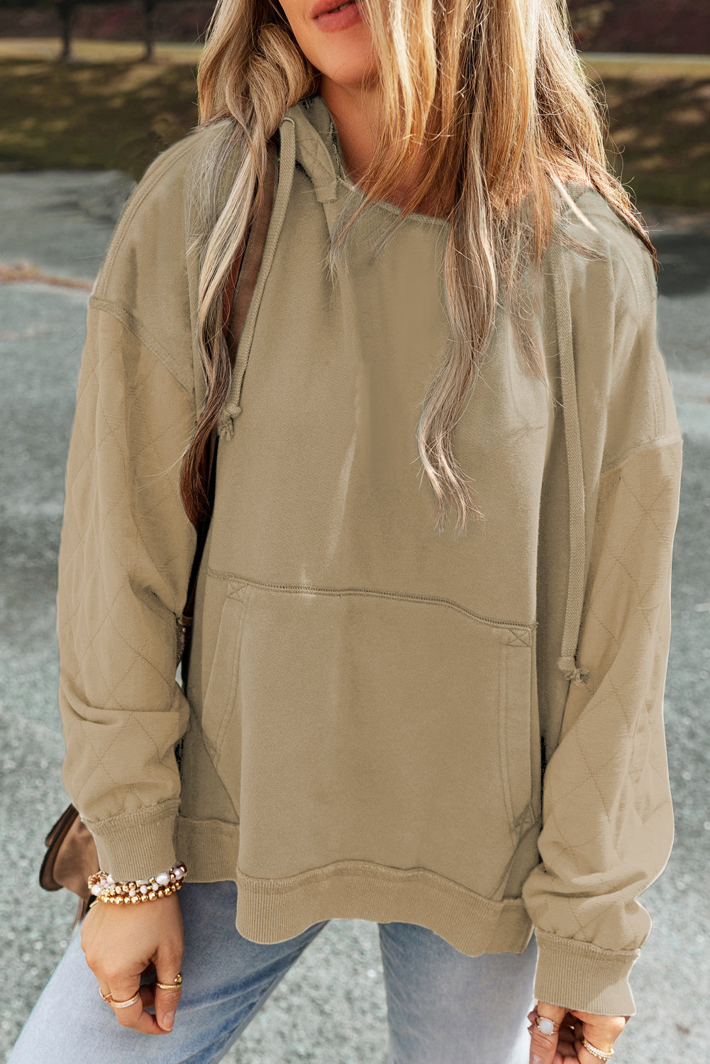 Sweat à capuche patchwork matelassé en parchemin avec coutures apparentes