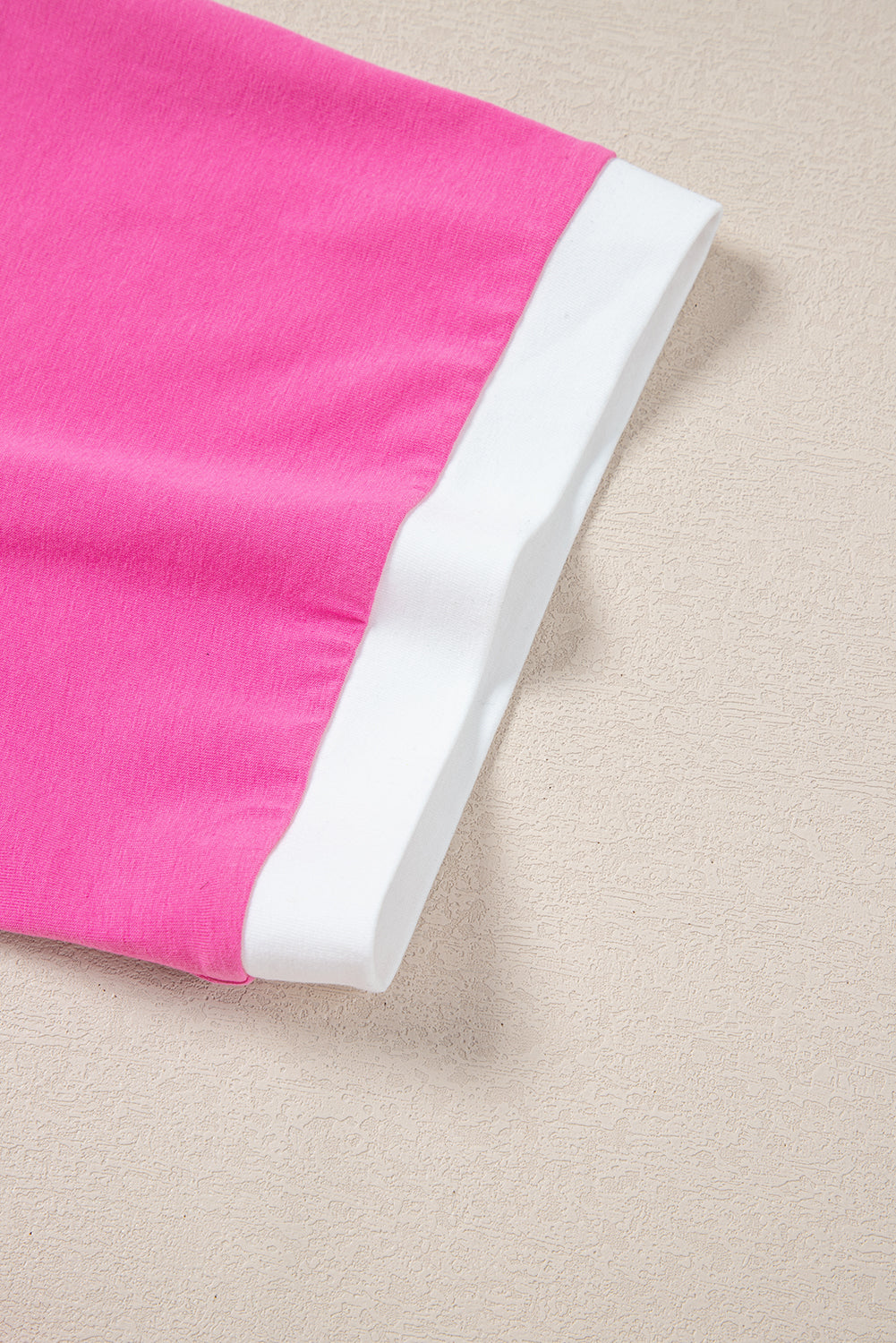 Haut rose à manches courtes et col fendu avec bordure contrastante, grande taille