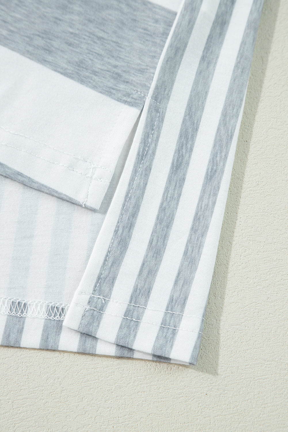 Robe courte droite à manches courtes et imprimés à rayures grises