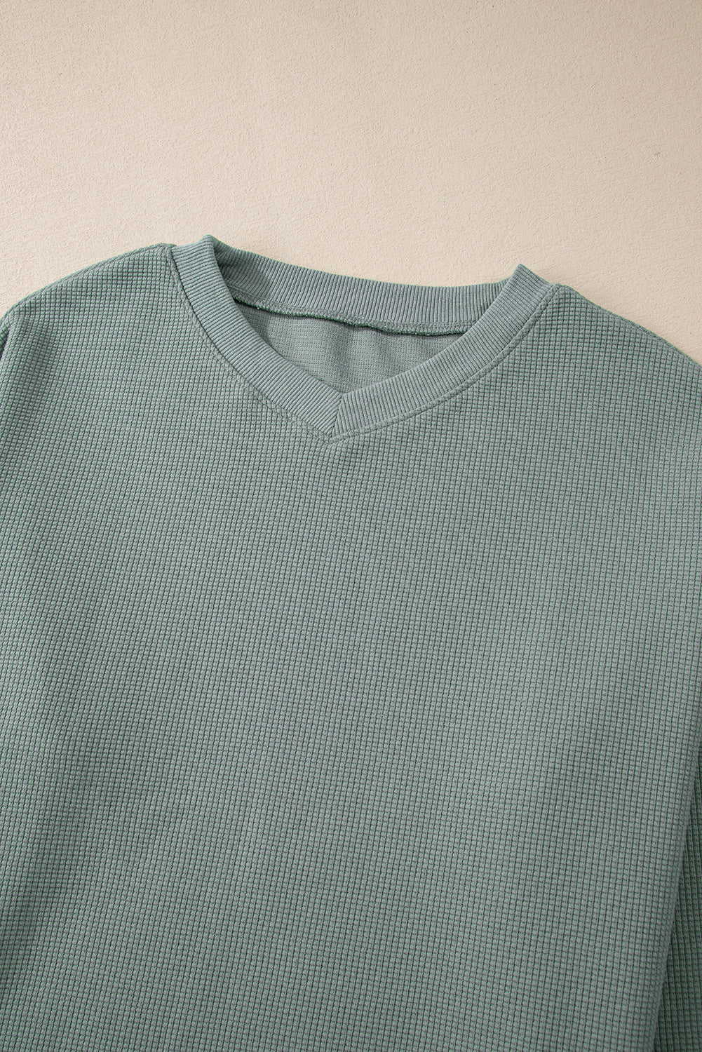 Haut à col en V et épaules tombantes en tricot gaufré Clearly Aqua