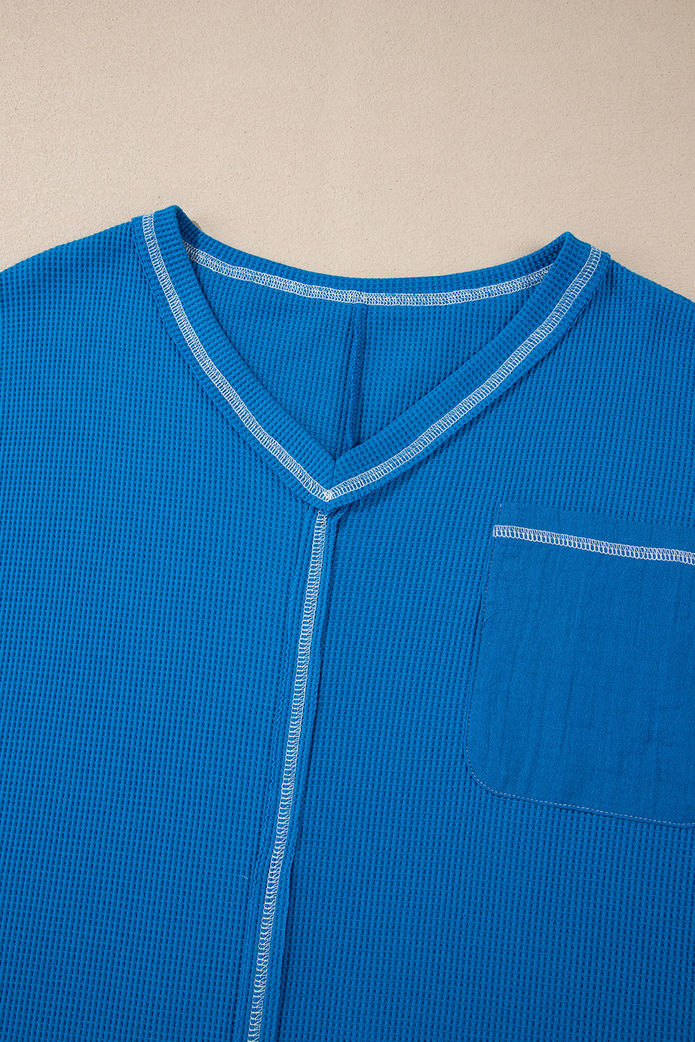 Chemisier en maille côtelée bleu ciel à manches patchwork florales et col en V