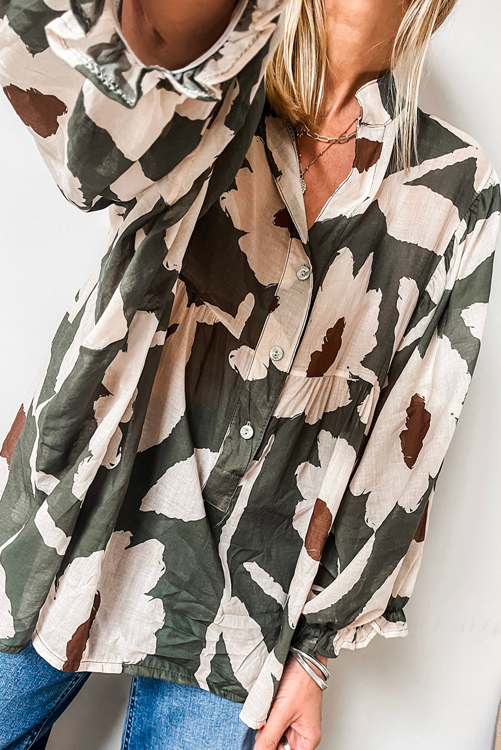 Chemisier à manches bouffantes et demi-bouton à imprimé floral abstrait trèfle à quatre feuilles
