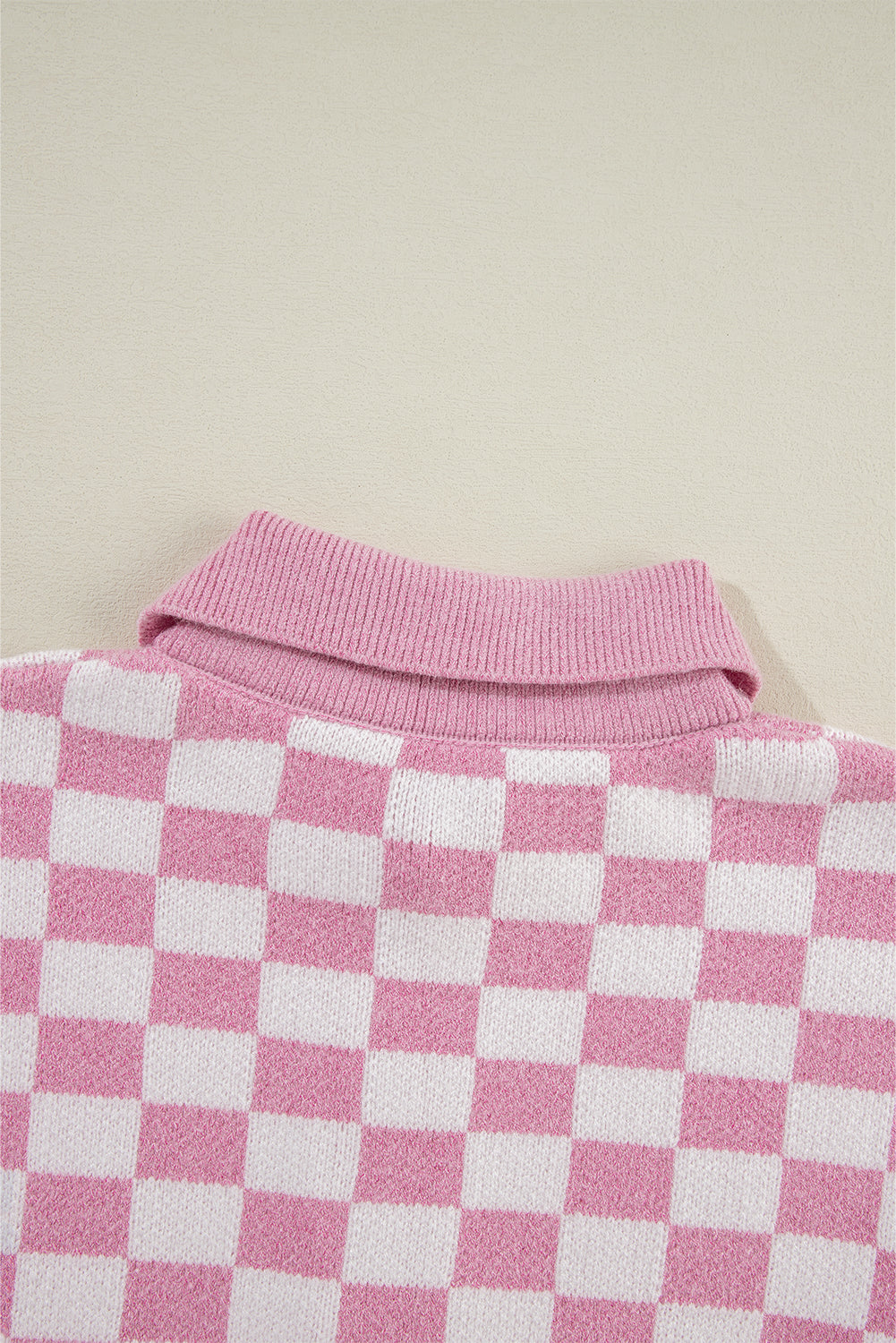 Pull rose à carreaux et boutons, col en V, épaules tombantes