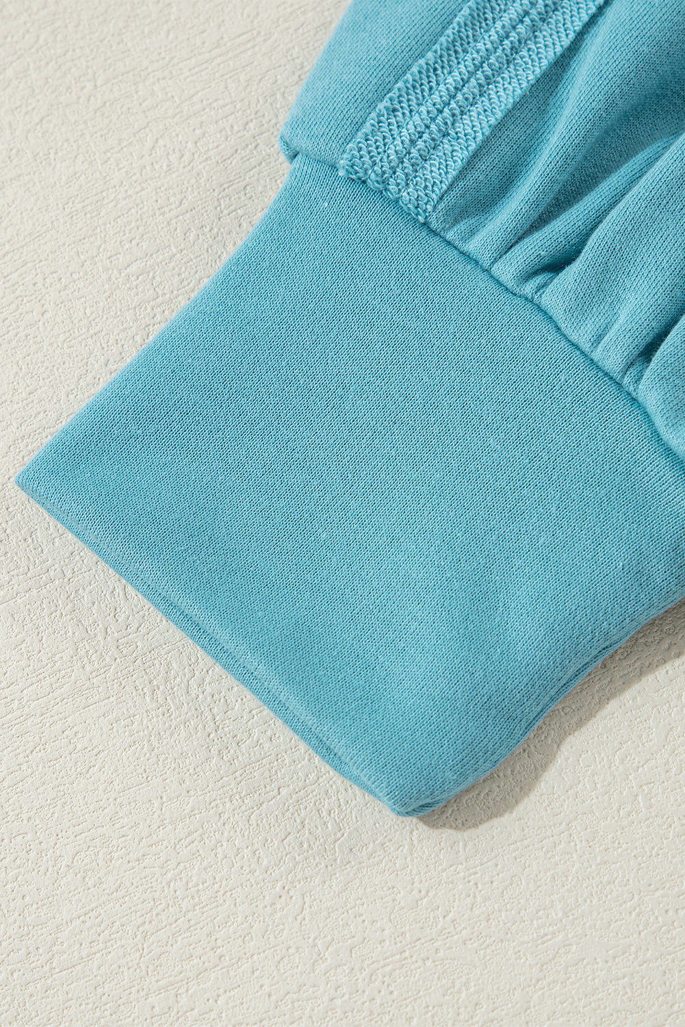 Sweat-shirt ample à col ras du cou et patchwork bleu clair