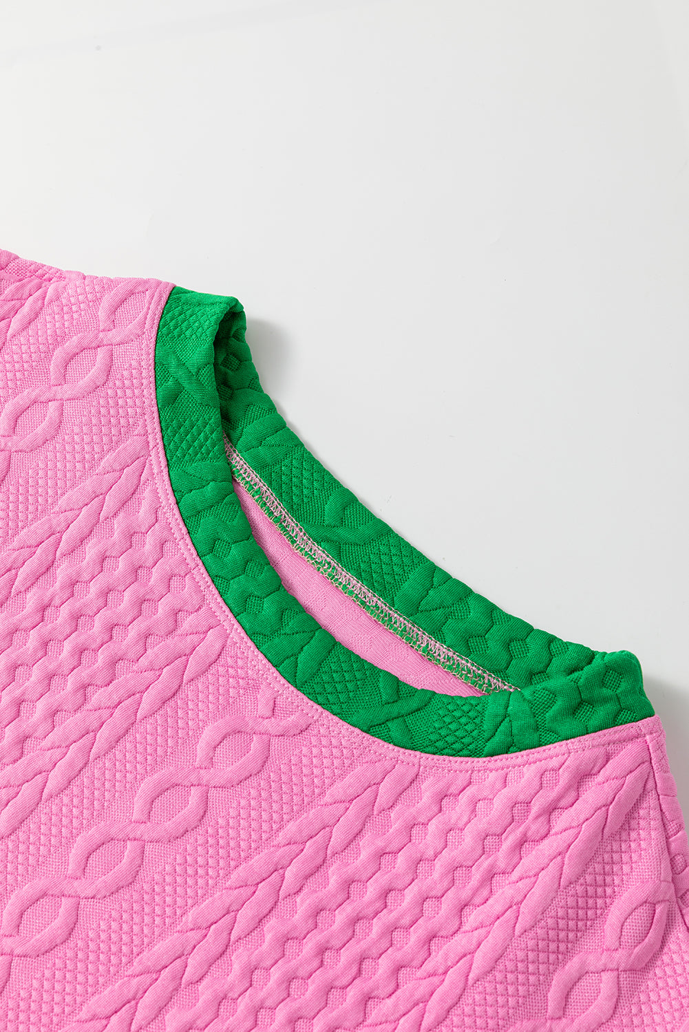 Ensemble short texturé à bordures contrastées roses