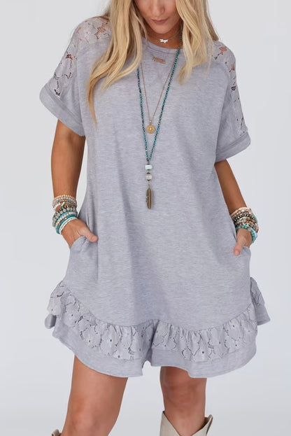 Robe t-shirt à volants en dentelle et patchwork floral gris clair