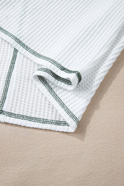 Haut en tricot gaufré à rayures blanches et coutures apparentes