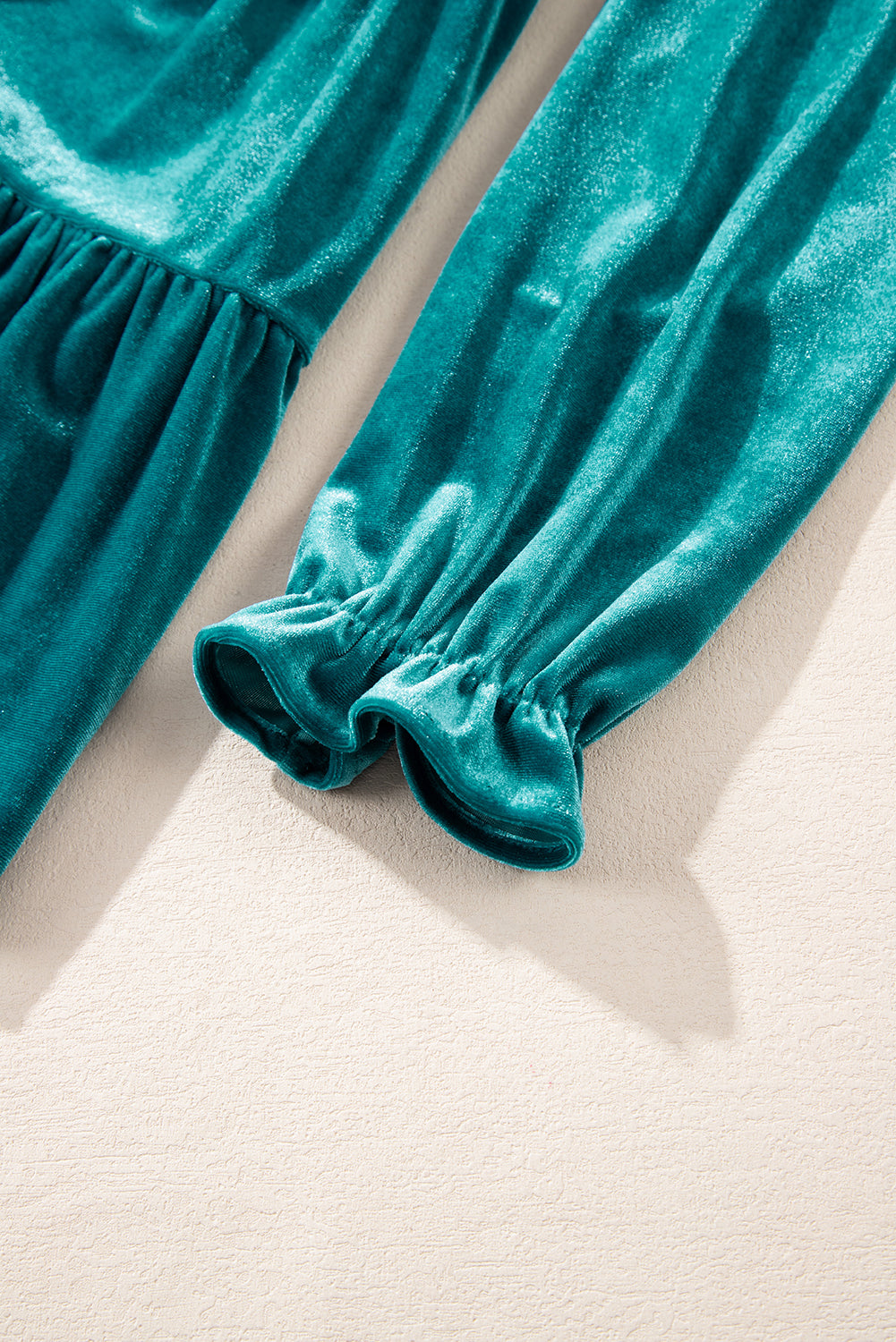 Chemisier en velours vert d'eau à col en V et manches bouffantes