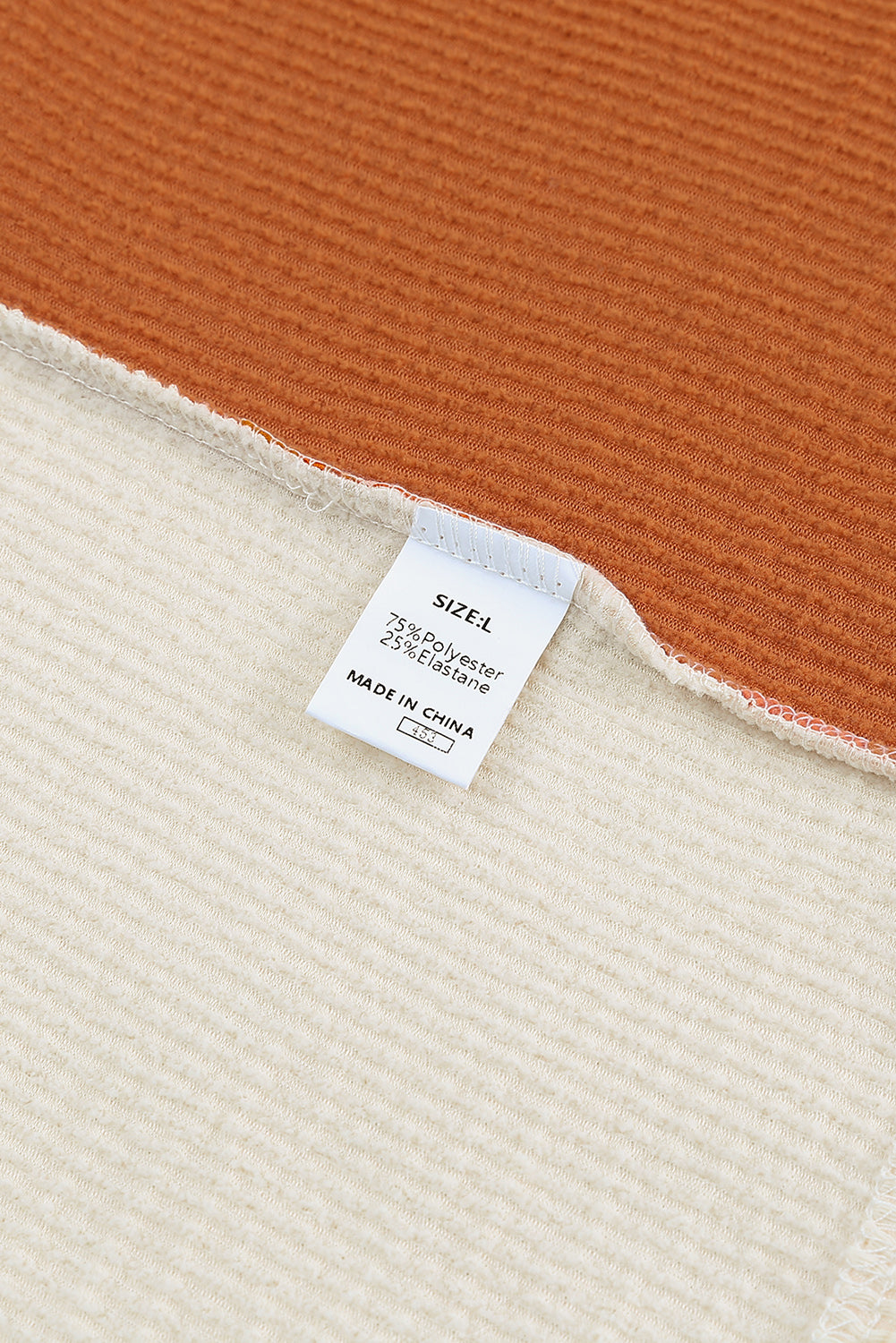 Top de manga larga acanalado con bloques de color patchwork