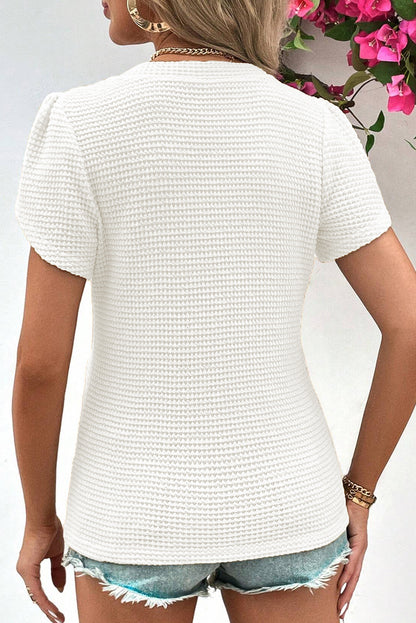 T-shirt blanc en tricot gaufré à col en V et manches pétales