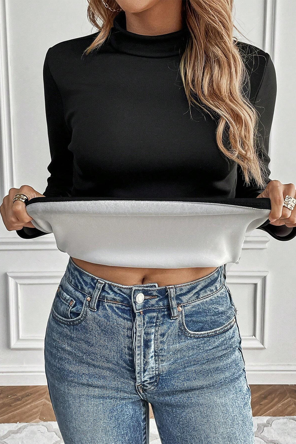 T-shirt noir à manches longues et col montant avec doublure thermique