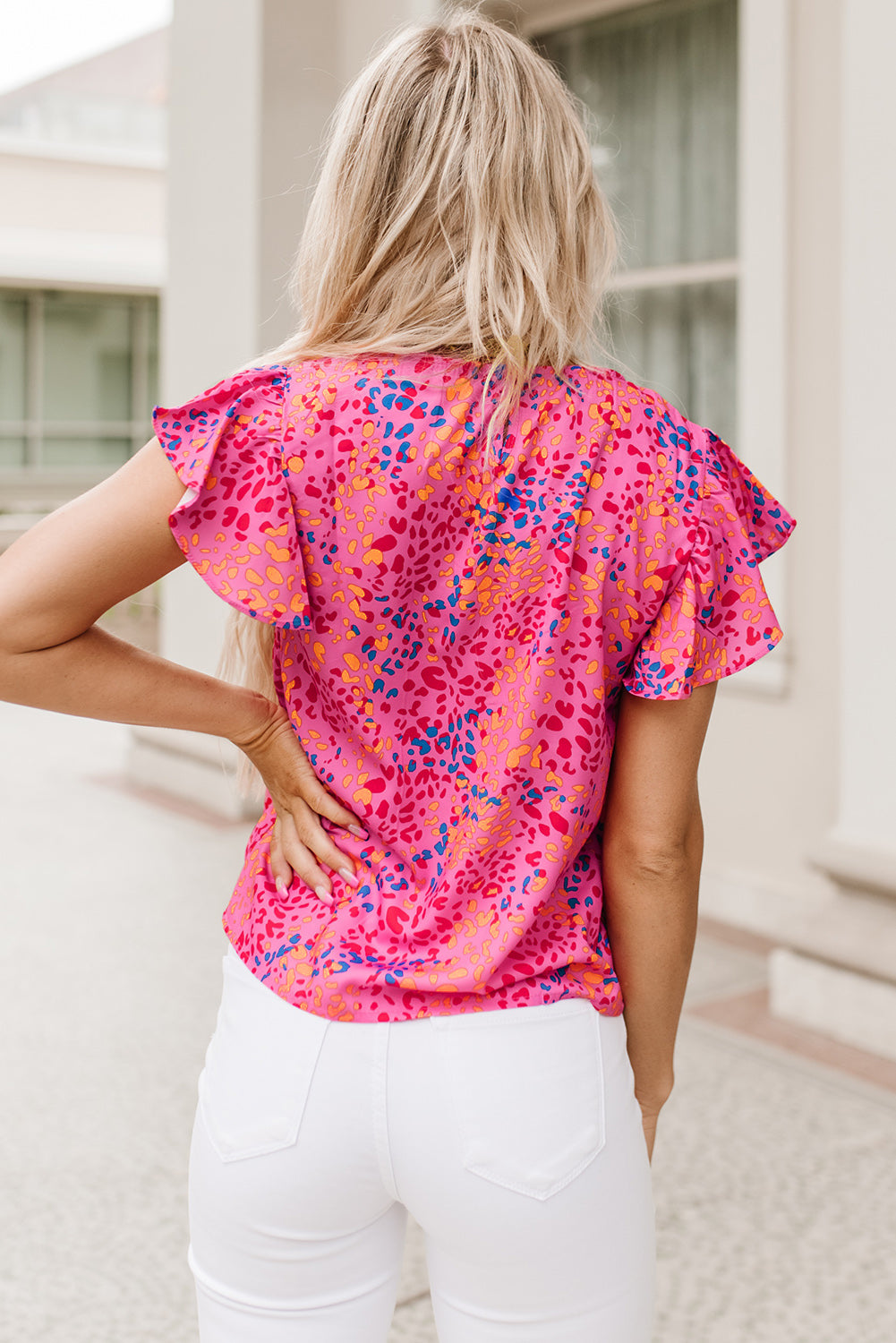 Chemisier à imprimé léopard, col en V et manches flottantes 