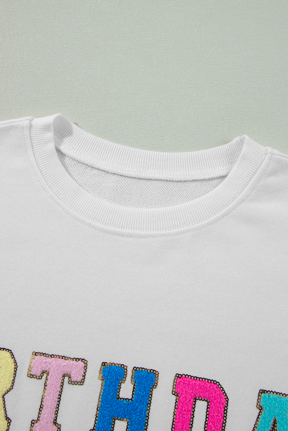 Sweat-shirt blanc à manches ballons avec imprimé BIRTHDAY QUEEN