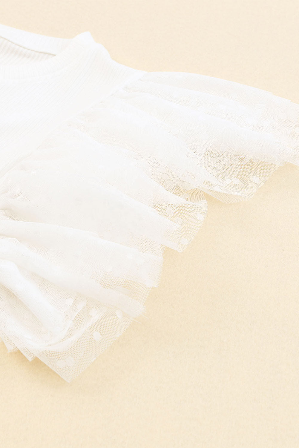 Haut en maille côtelée à volants et manches en maille à pois