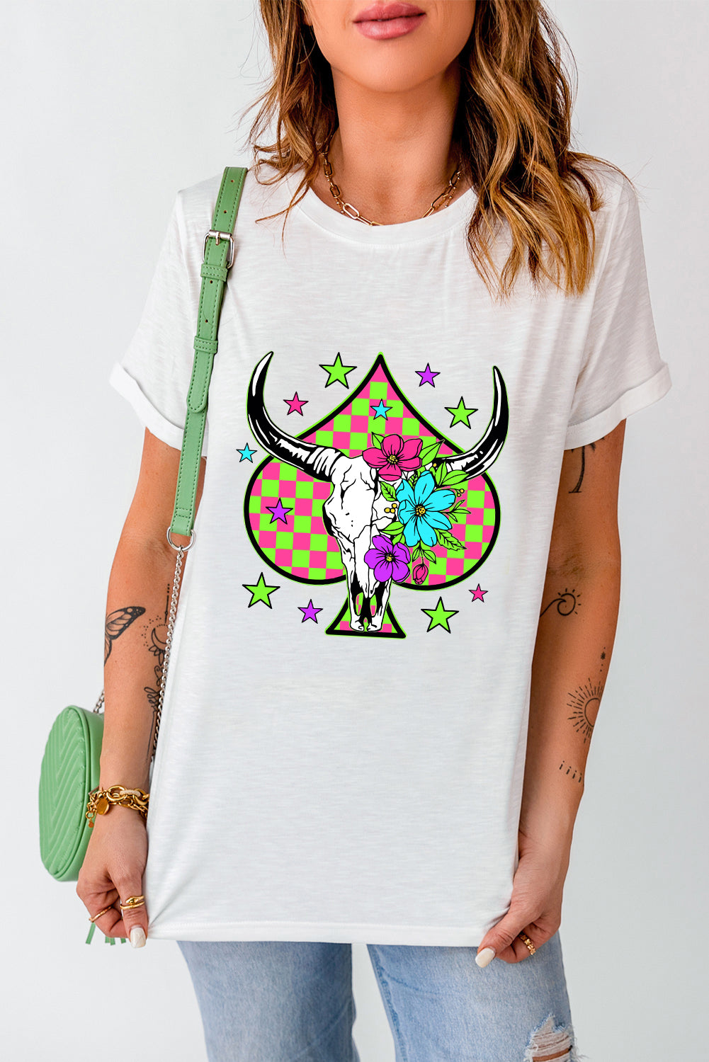 T-shirt ras du cou à carreaux blancs avec imprimé tête de bœuf et pelle