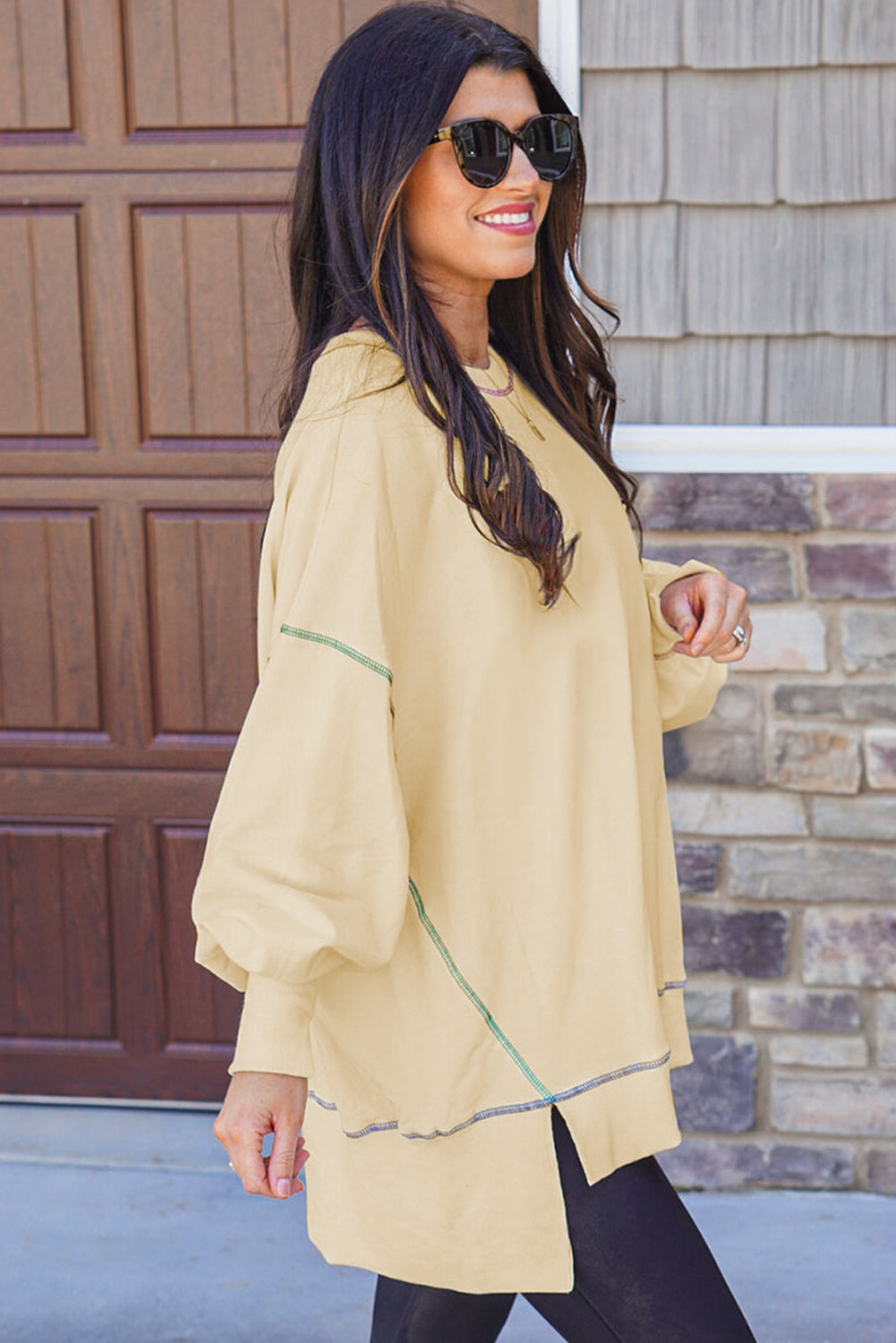 Sweat-shirt ample fendu à coutures contrastées