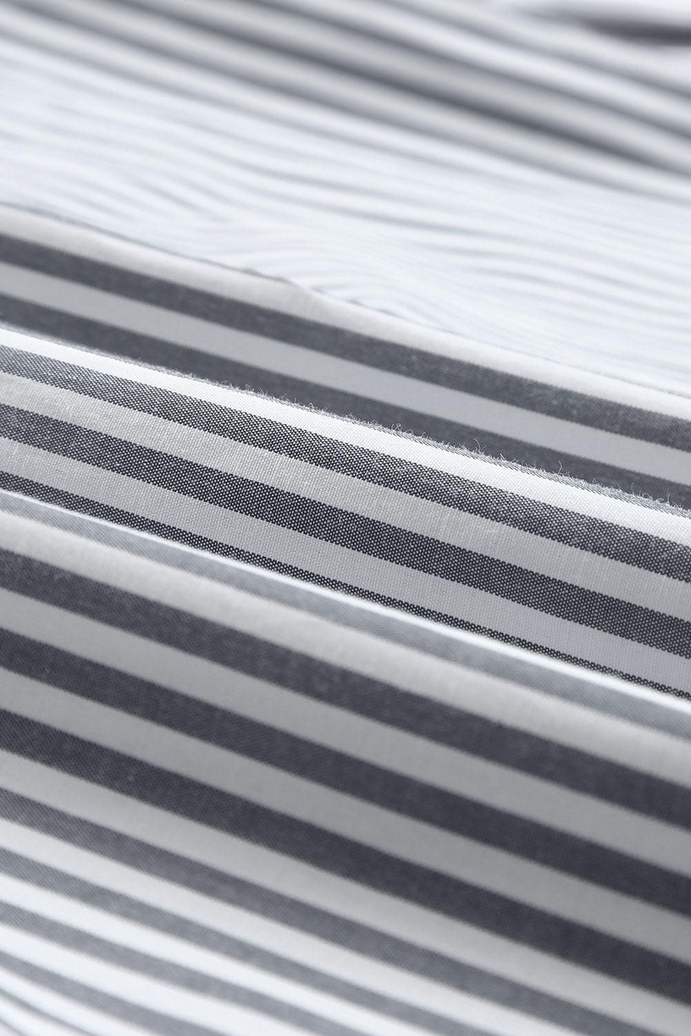 Camisa de manga larga con botones y bolsillos a rayas