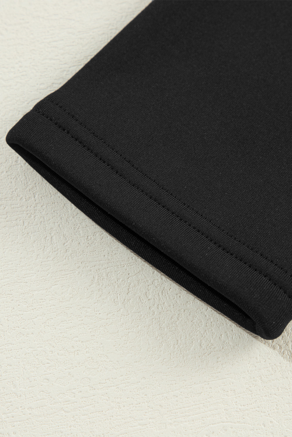 T-shirt noir à manches longues et col montant avec doublure thermique