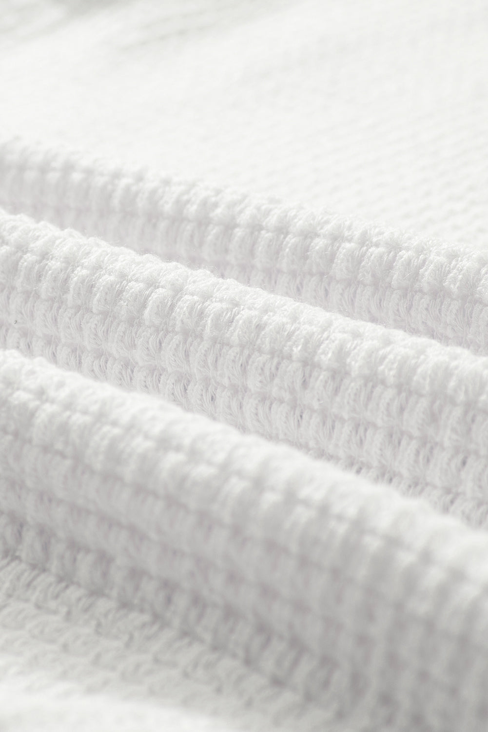 T-shirt blanc en tricot gaufré à col en V et manches pétales