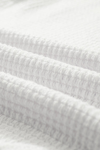 T-shirt blanc en tricot gaufré à col en V et manches pétales