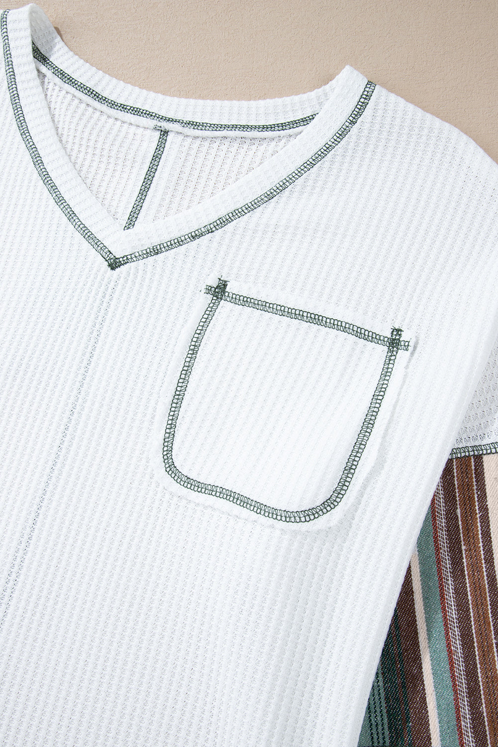 Haut en tricot gaufré à rayures blanches et coutures apparentes